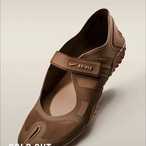 Nike skims shoes